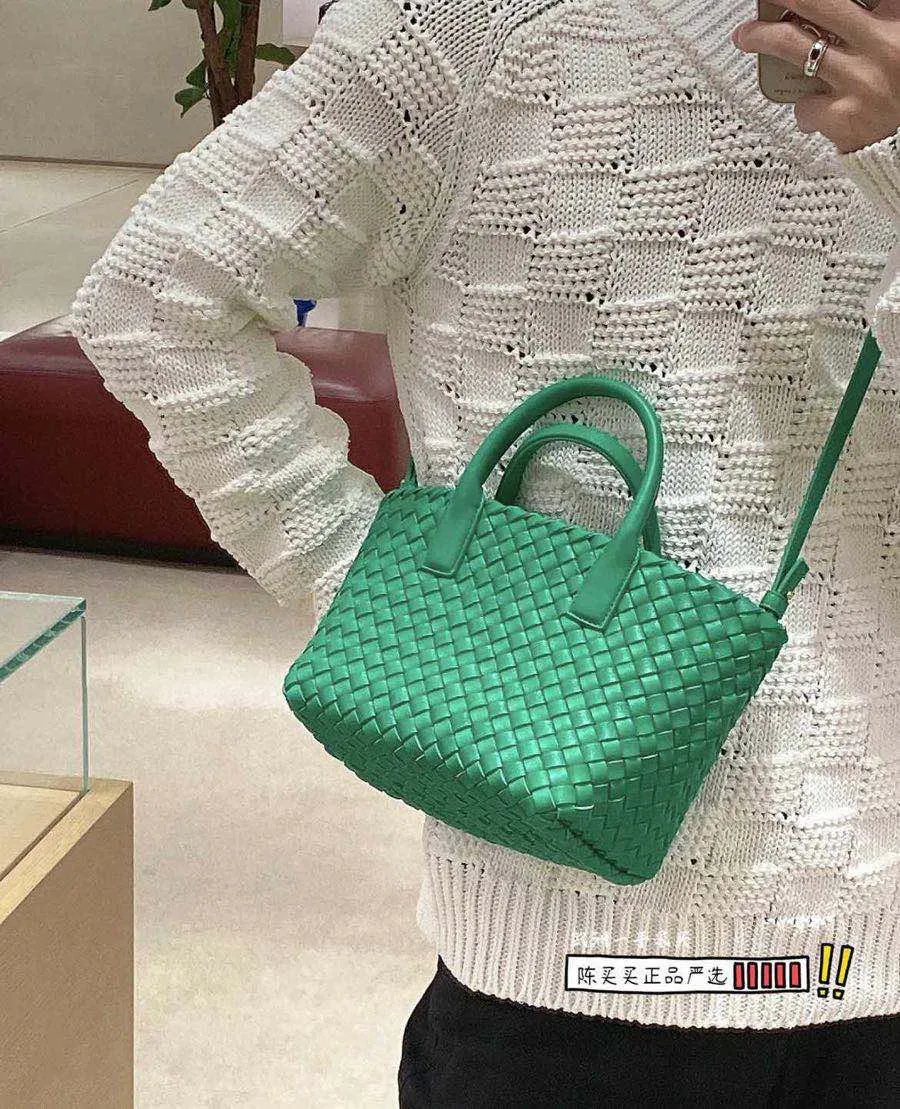 Mini and cute, even though it’s small, it can hold a tote vegetable basket—parrot green